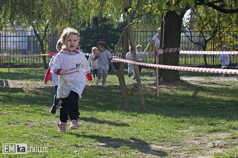 Dzieci z przedszkola uczciły biegiem setną rocznicę odzyskania niepodległości