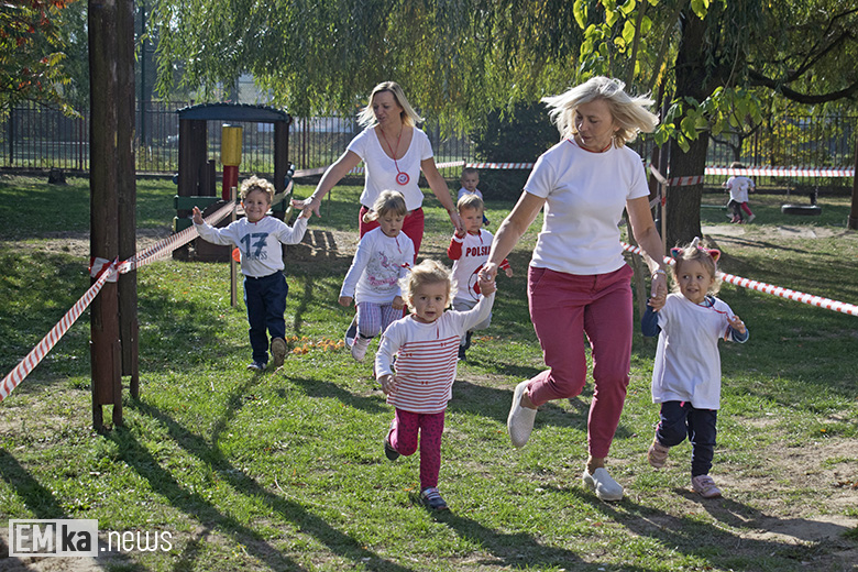 Dzieci z przedszkola uczciły biegiem setną rocznicę odzyskania niepodległości