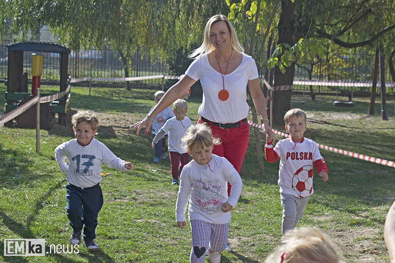 Dzieci z przedszkola uczciły biegiem setną rocznicę odzyskania niepodległości