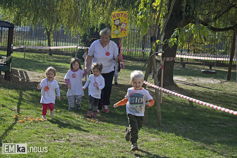Dzieci z przedszkola uczciły biegiem setną rocznicę odzyskania niepodległości
