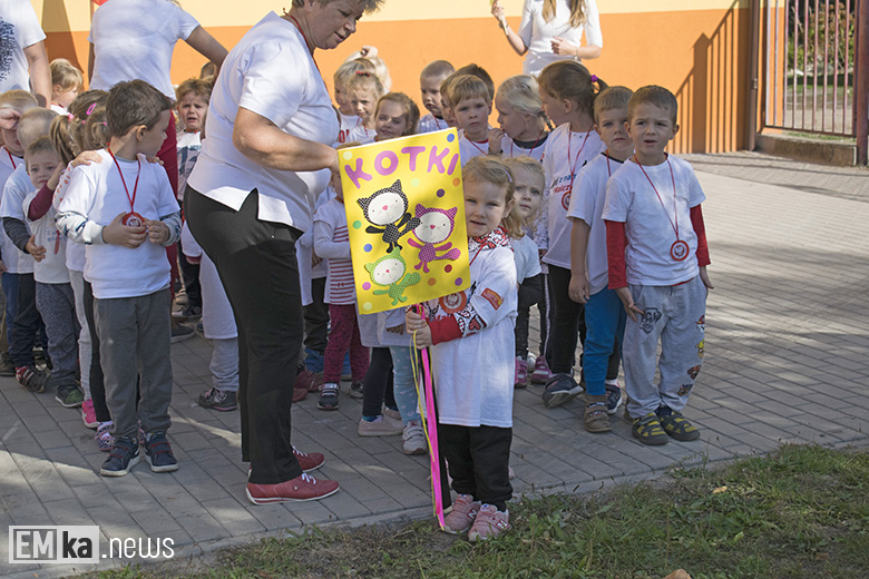 Dzieci z przedszkola uczciły biegiem setną rocznicę odzyskania niepodległości