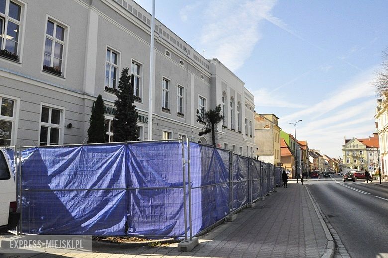 Wycięte krzewy przed budynkiem