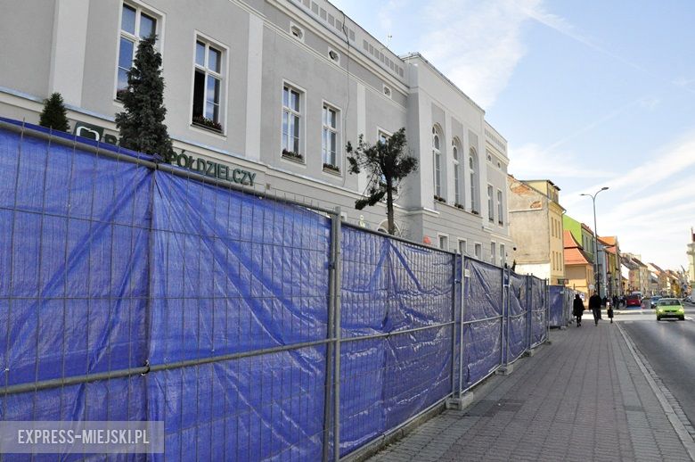 Wycięte krzewy przed budynkiem