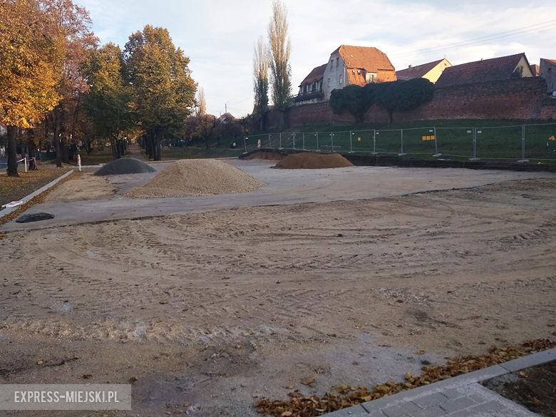 Trwa remont parkingu w Środzie Śląskiej koło poczty