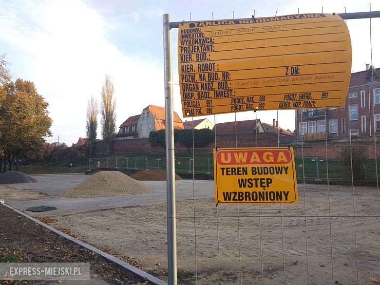 Trwa remont parkingu w Środzie Śląskiej koło poczty