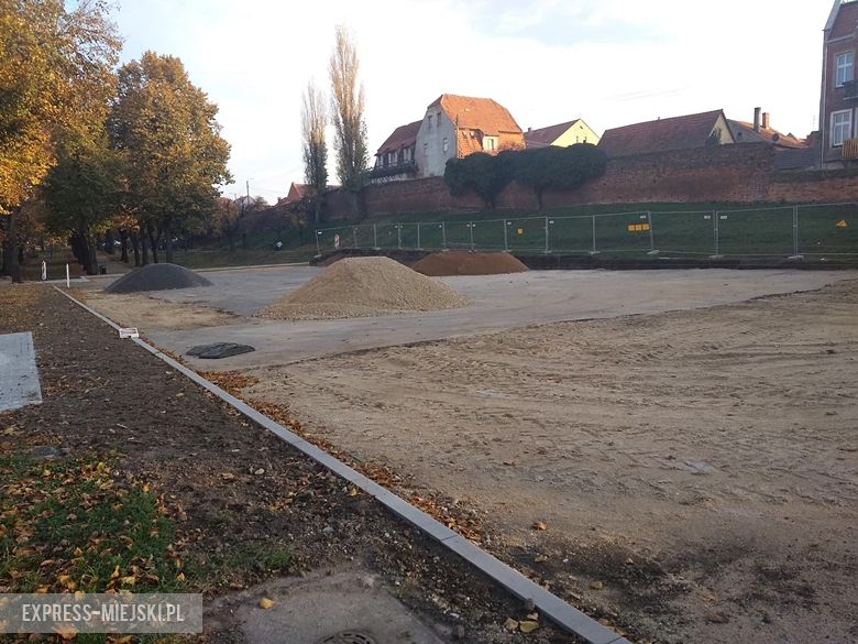 Trwa remont parkingu w Środzie Śląskiej koło poczty