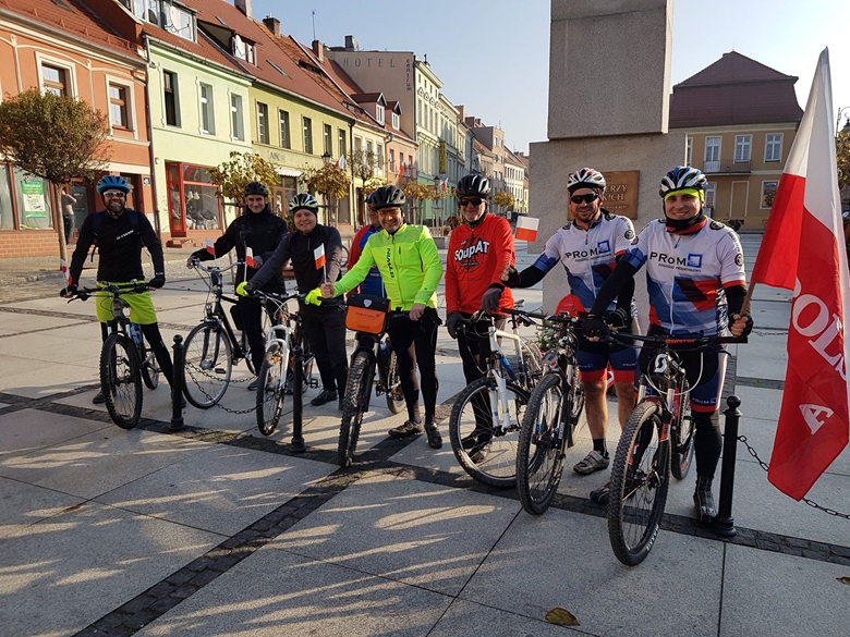Przejechali 100 kilometrów dla Niepodległej