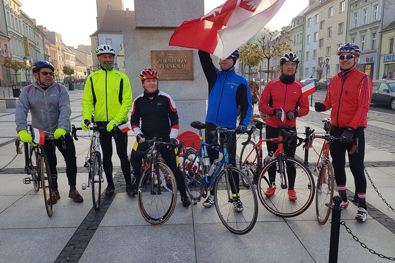 Przejechali 100 kilometrów dla Niepodległej