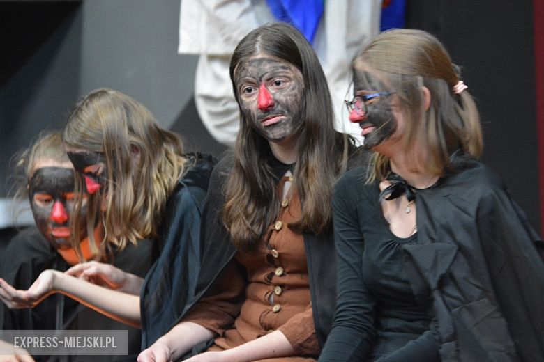 Młodzież przygotowała spektakl "Dziady"