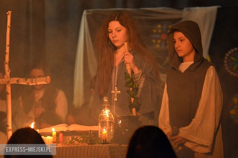 Młodzież przygotowała spektakl "Dziady"