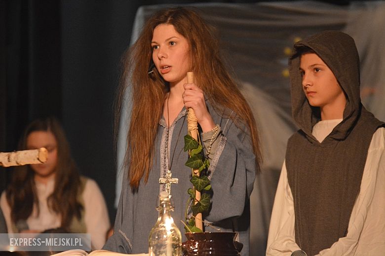 Młodzież przygotowała spektakl "Dziady"