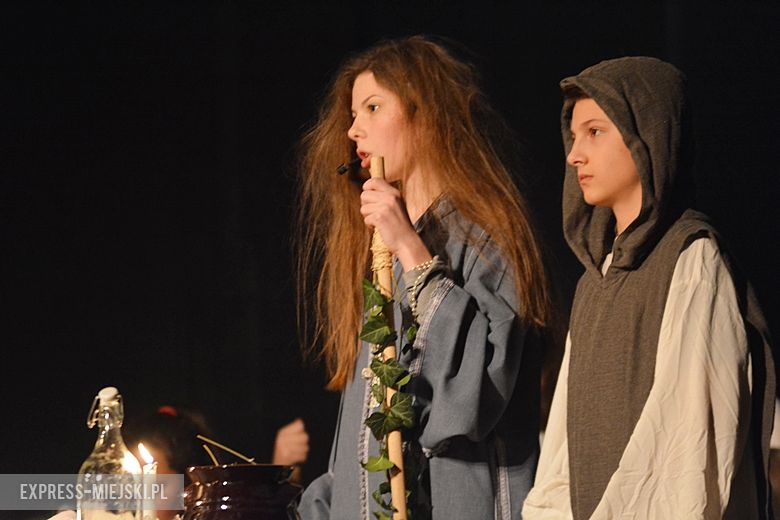 Młodzież przygotowała spektakl "Dziady"