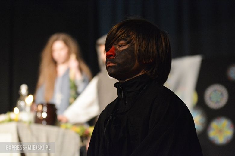 Młodzież przygotowała spektakl "Dziady"