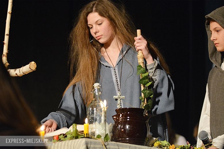 Młodzież przygotowała spektakl "Dziady"