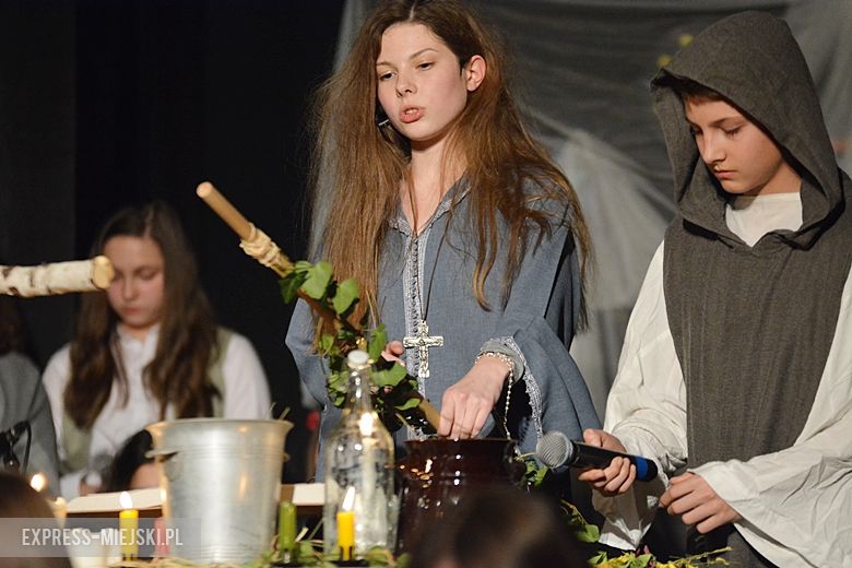 Młodzież przygotowała spektakl "Dziady"