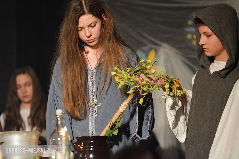 Młodzież przygotowała spektakl "Dziady"