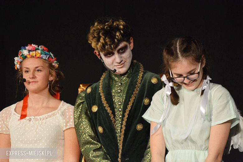 Młodzież przygotowała spektakl "Dziady"