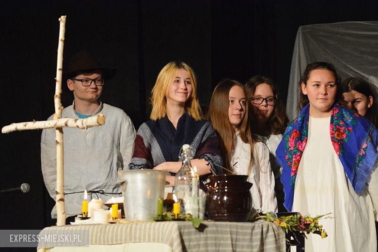 Młodzież przygotowała spektakl "Dziady"