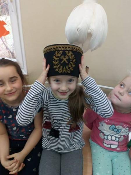 Dzieci w święto Barbórki odwiedził górnik