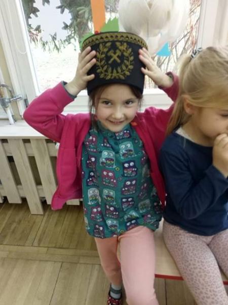 Dzieci w święto Barbórki odwiedził górnik
