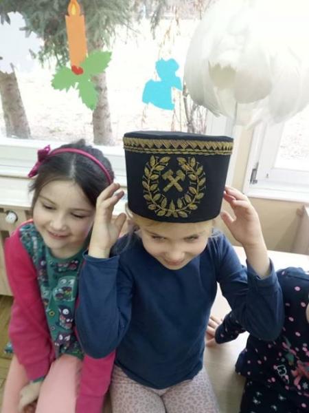 Dzieci w święto Barbórki odwiedził górnik