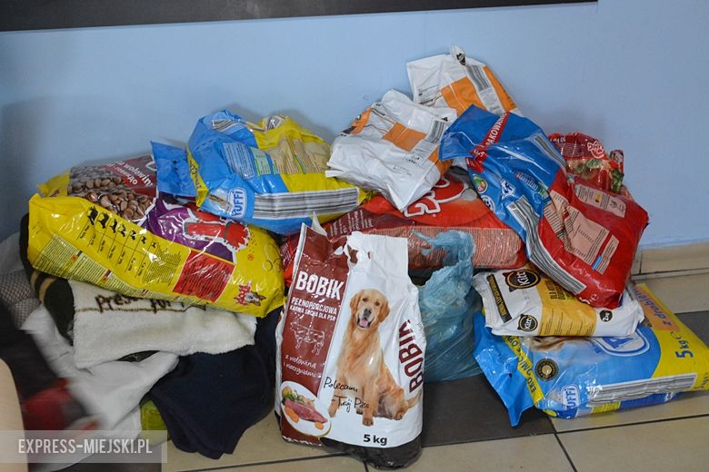 Licealiści przynieśli karmę dla stowarzyszenia