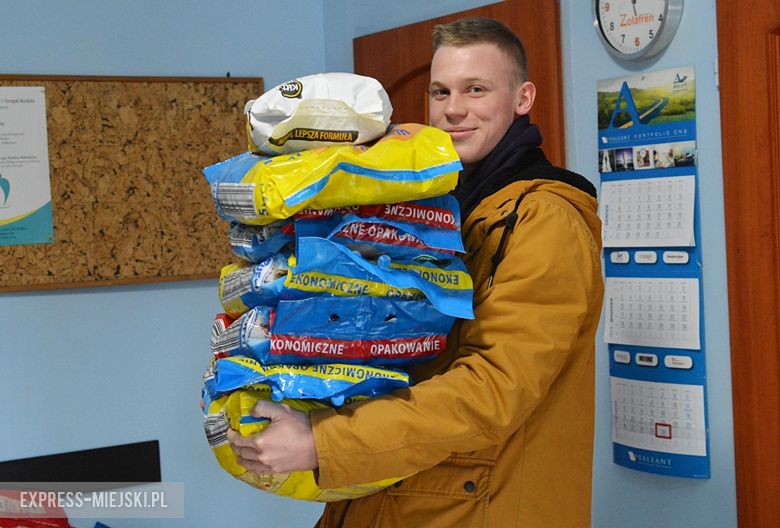 Licealiści przynieśli karmę dla stowarzyszenia