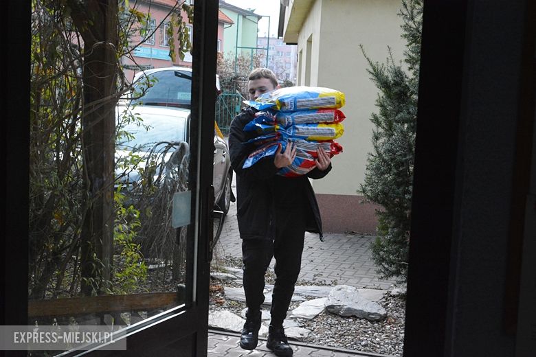 Licealiści przynieśli karmę dla stowarzyszenia
