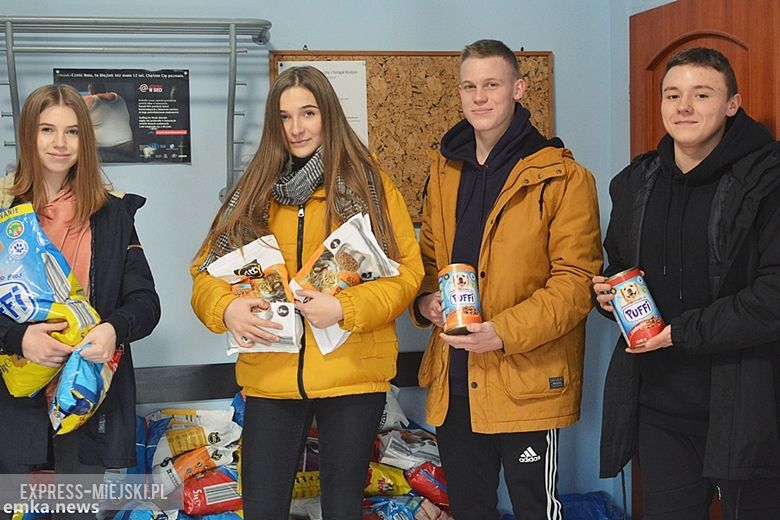 Licealiści przynieśli karmę dla stowarzyszenia