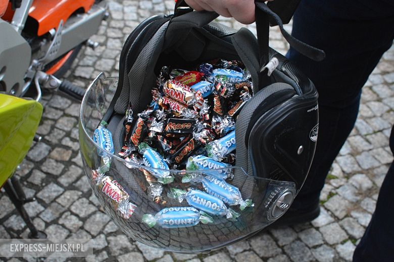 Motocykliści rozdawali dziś słodkości mieszkańcom