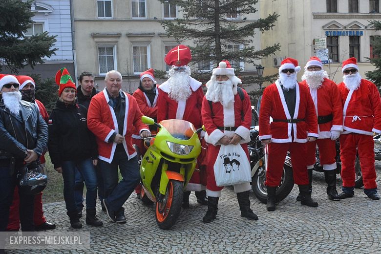 Motocykliści rozdawali dziś słodkości mieszkańcom