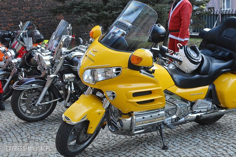 Motocykliści rozdawali dziś słodkości mieszkańcom