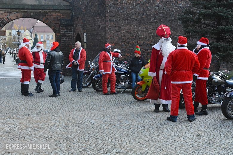 Motocykliści rozdawali dziś słodkości mieszkańcom