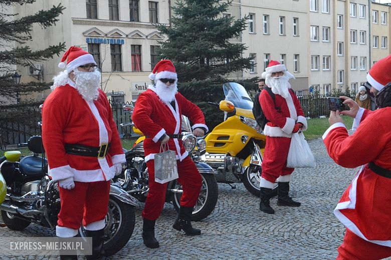 Motocykliści rozdawali dziś słodkości mieszkańcom