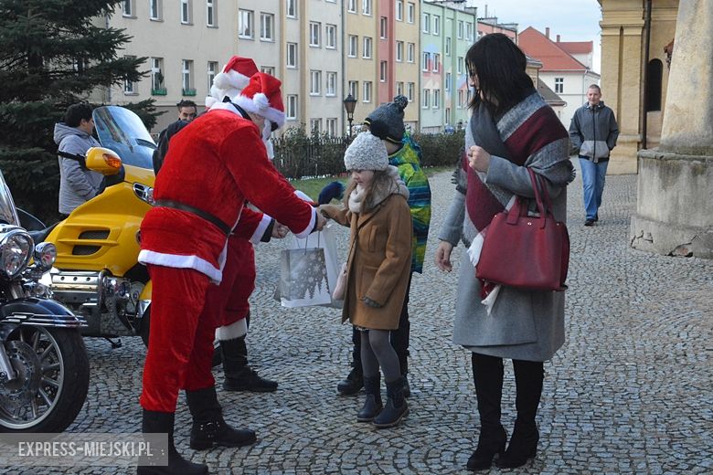 Motocykliści rozdawali dziś słodkości mieszkańcom
