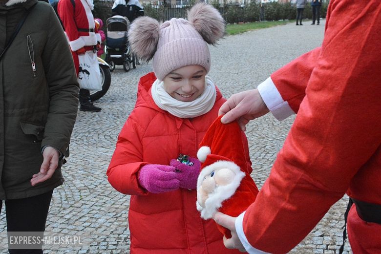 Motocykliści rozdawali dziś słodkości mieszkańcom