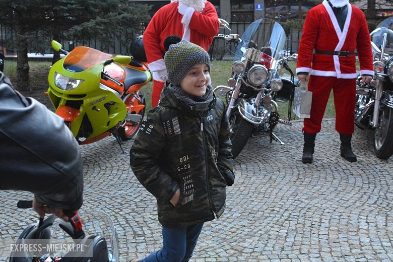 Motocykliści rozdawali dziś słodkości mieszkańcom