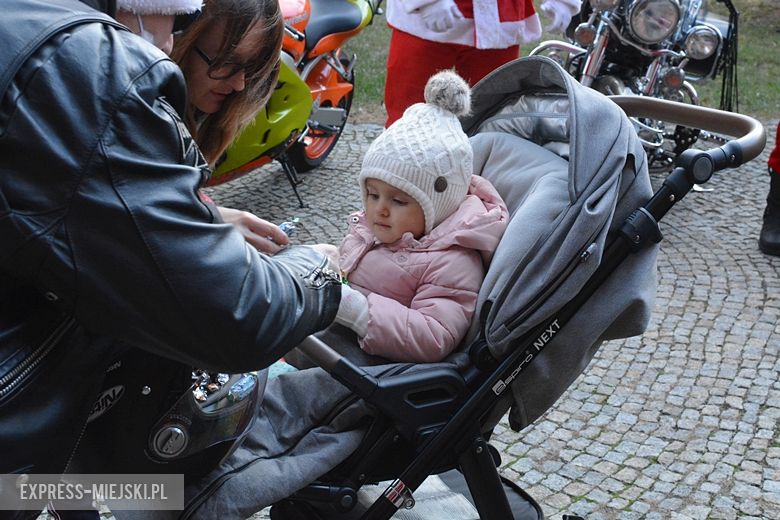 Motocykliści rozdawali dziś słodkości mieszkańcom