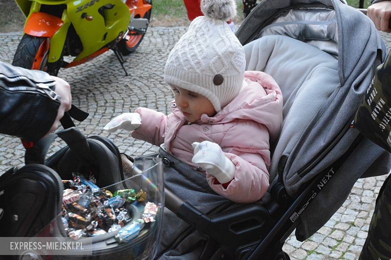 Motocykliści rozdawali dziś słodkości mieszkańcom
