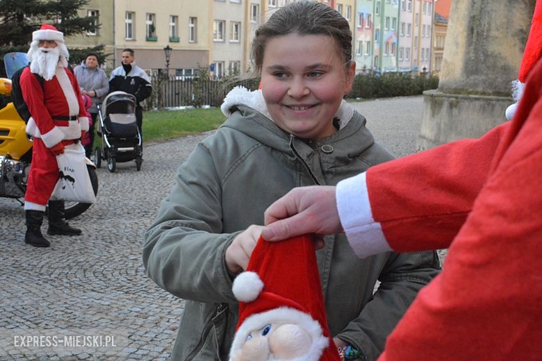 Motocykliści rozdawali dziś słodkości mieszkańcom