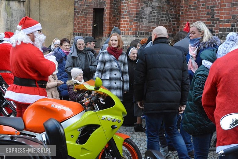 Motocykliści rozdawali dziś słodkości mieszkańcom