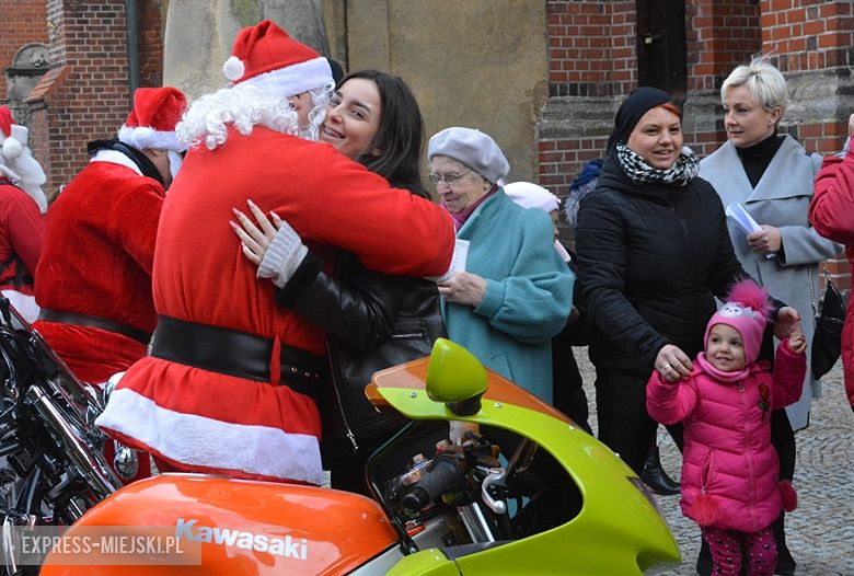 Motocykliści rozdawali dziś słodkości mieszkańcom