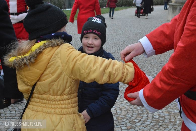 Motocykliści rozdawali dziś słodkości mieszkańcom