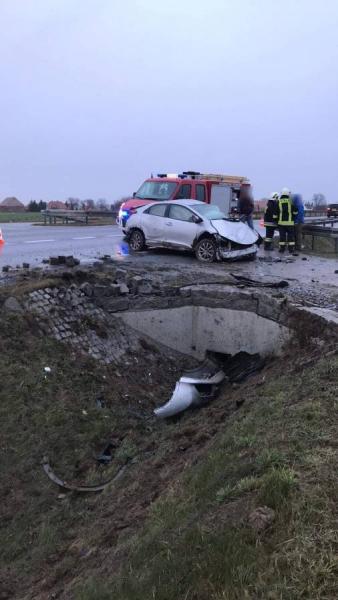 Osobówka dachowała koło Osieka