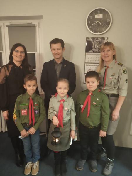 Harcerze odwiedzili wójtów i przekazali Światełko