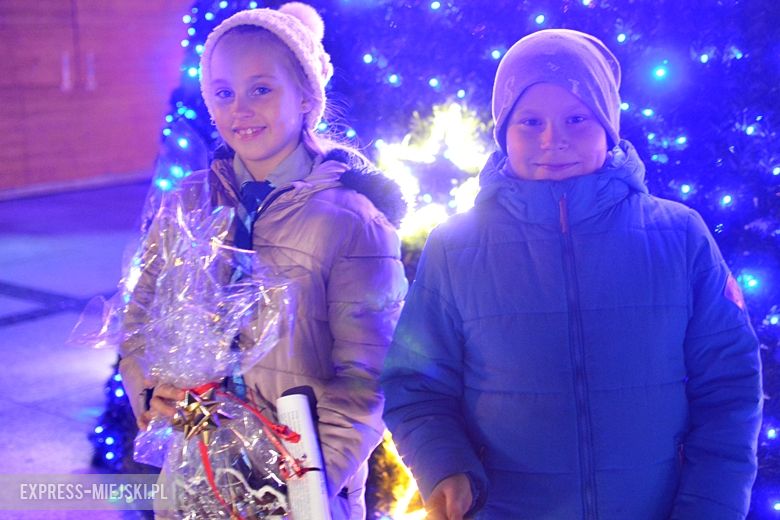 Przekazanie na rynku Betlejemskiego Światełka Pokoju