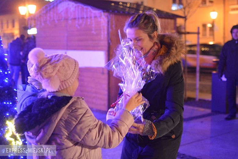 Przekazanie na rynku Betlejemskiego Światełka Pokoju