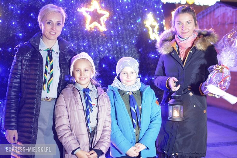 Przekazanie na rynku Betlejemskiego Światełka Pokoju