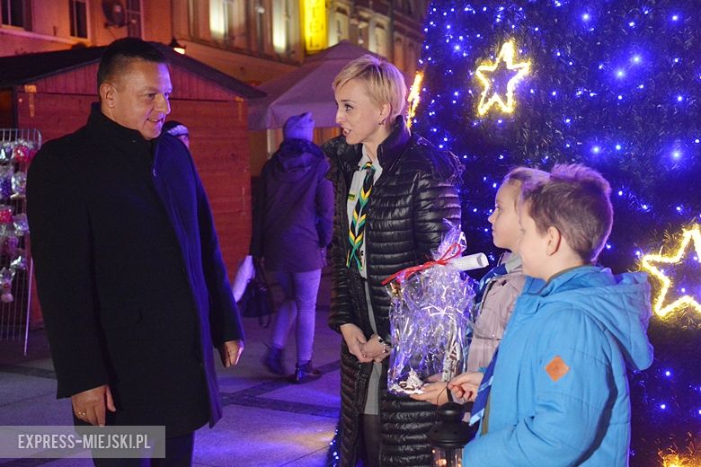 Przekazanie na rynku Betlejemskiego Światełka Pokoju