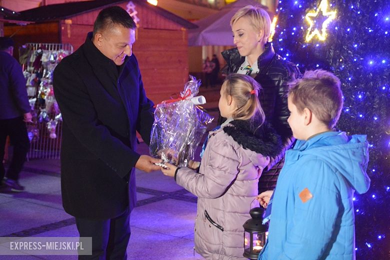 Przekazanie na rynku Betlejemskiego Światełka Pokoju